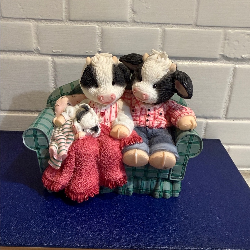 Mary Moo Moos “Time for a Christmoos Cuddle”